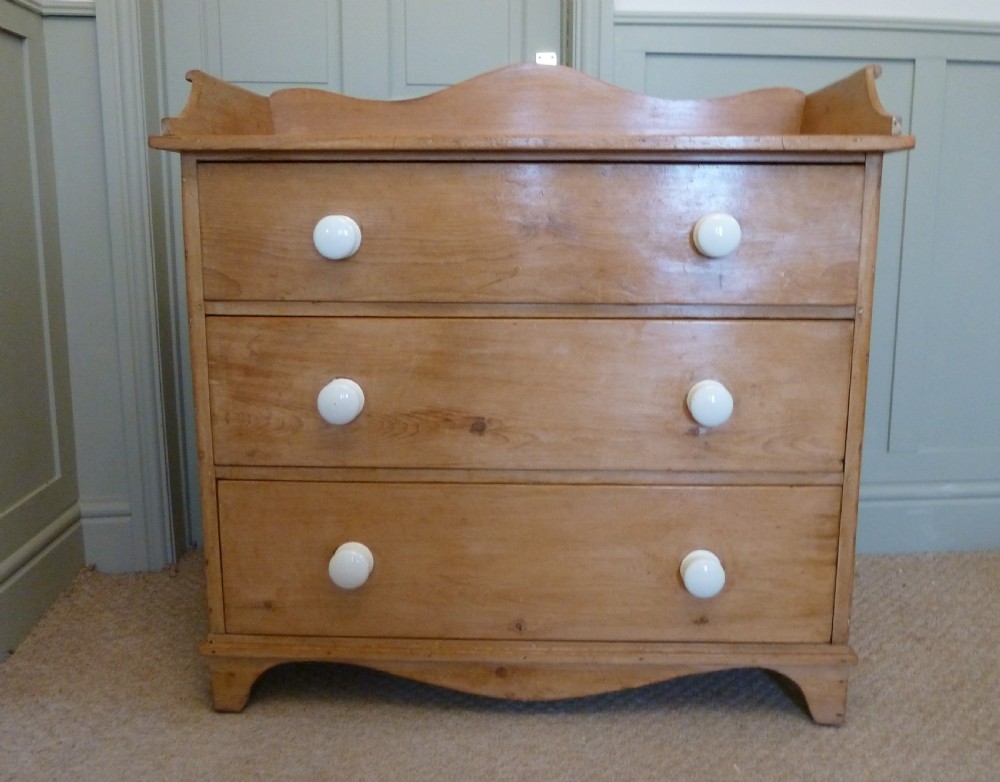 EARLY 19TH CENTURY PINE CHEST