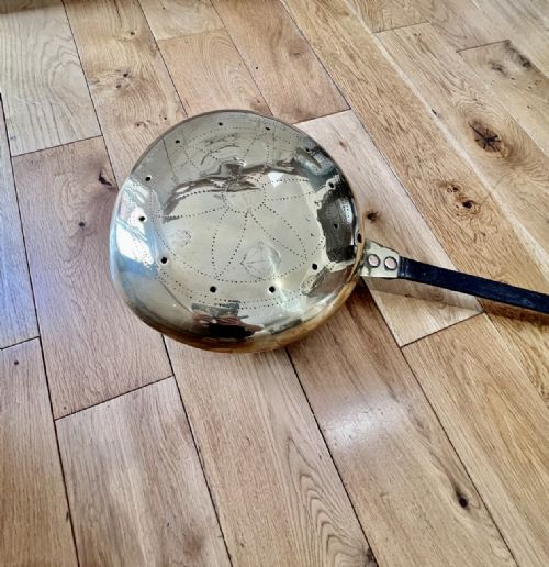 18TH CENTURY QUALITY BRASS WARMING PAN - ADDITIONAL PHOTO 4