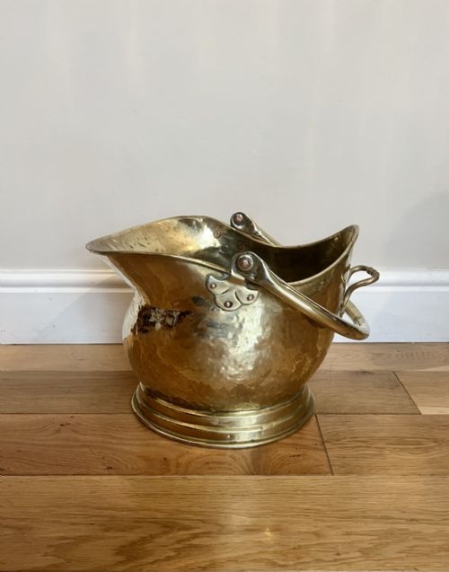 ANTIQUE VICTORIAN QUALITY BRASS HELMET COAL SCUTTLE - ADDITIONAL PHOTO 1