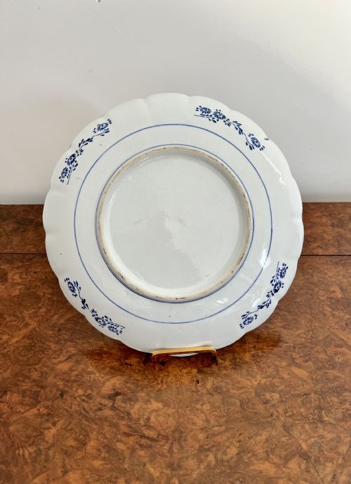 QUALITY ANTIQUE JAPANESE IMARI PLATE WITH A SCALLOP SHAPED EDGE - ADDITIONAL PHOTO 1