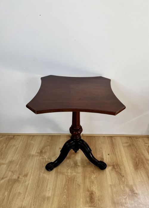 ANTIQUE VICTORIAN QUALITY MAHOGANY LAMP TABLE