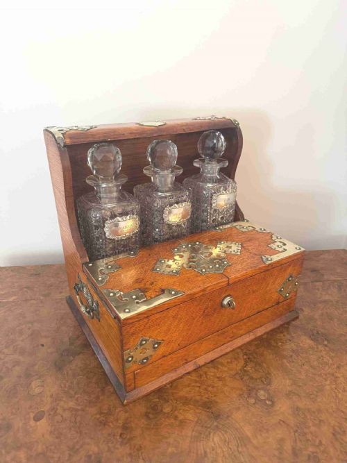 OUTSTANDING QUALITY ANTIQUE VICTORIAN OAK TANTALUS AND GAMES BOX - ADDITIONAL PHOTO 1