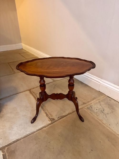 Quality Antique Victorian Mahogany Oval Occasional Table