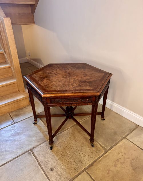 Wonderful quality antique Victorian octagonal centre table 