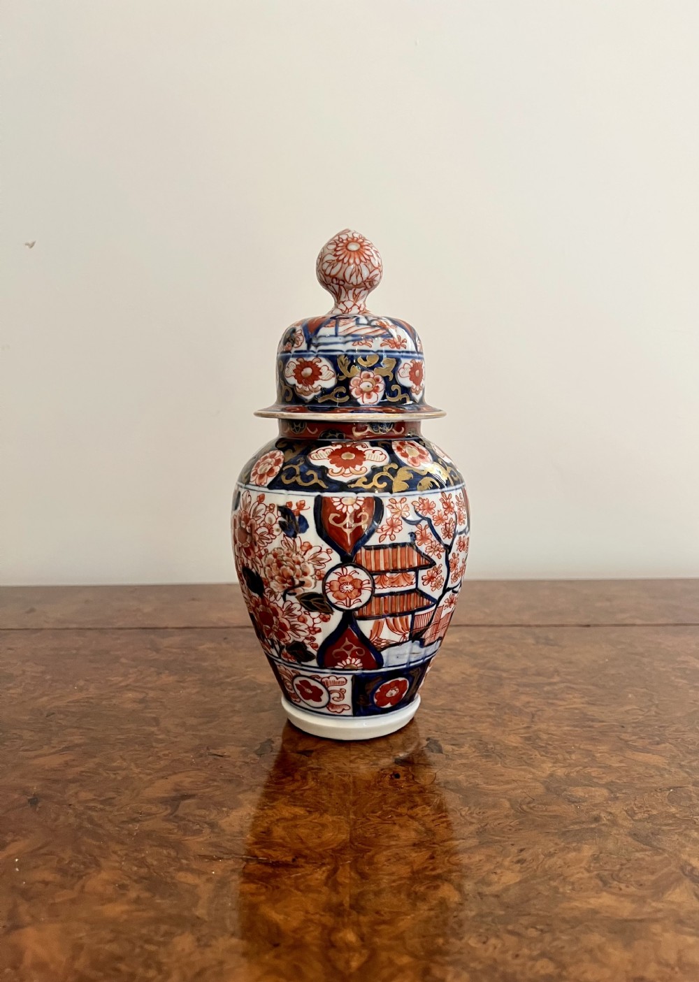 Fantastic quality antique Japanese imari lidded vase 