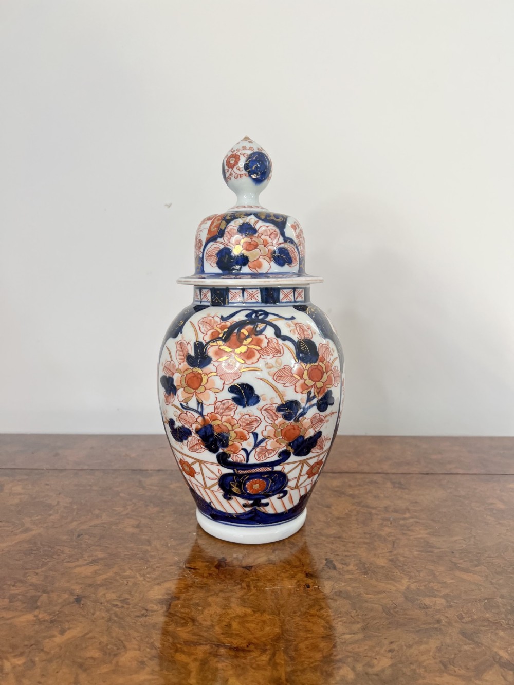 Fantastic quality antique Japanese imari lidded vase 