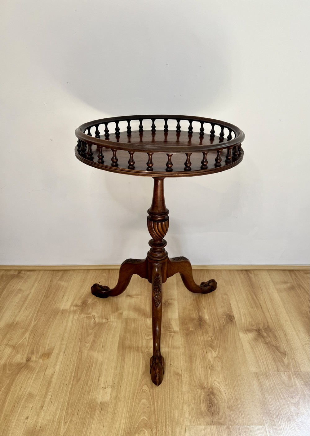 Antique quality mahogany circular lamp table 
