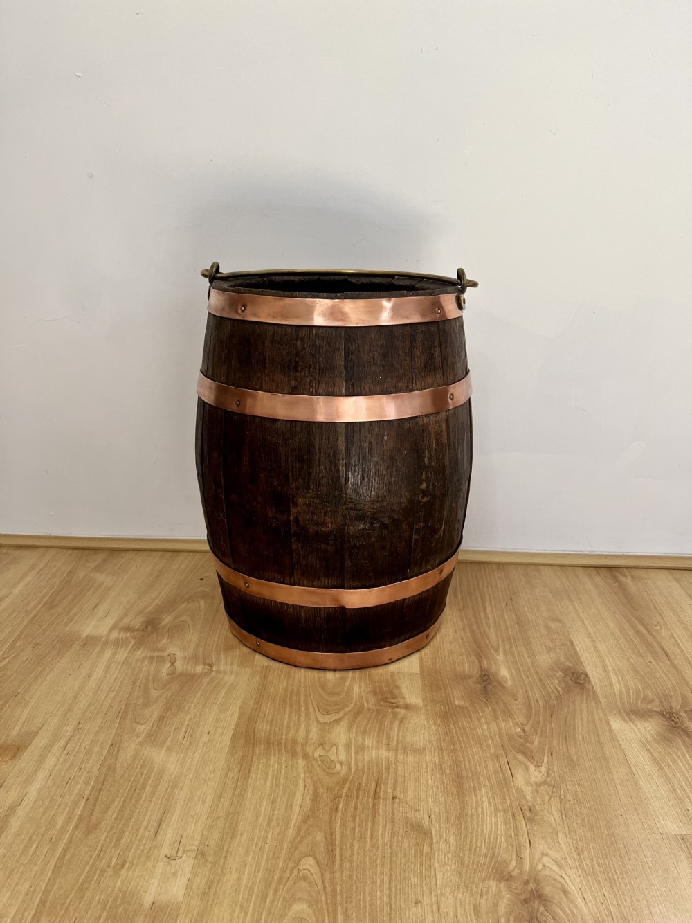 Fantastic quality antique Victorian oak log bin with copper bands 