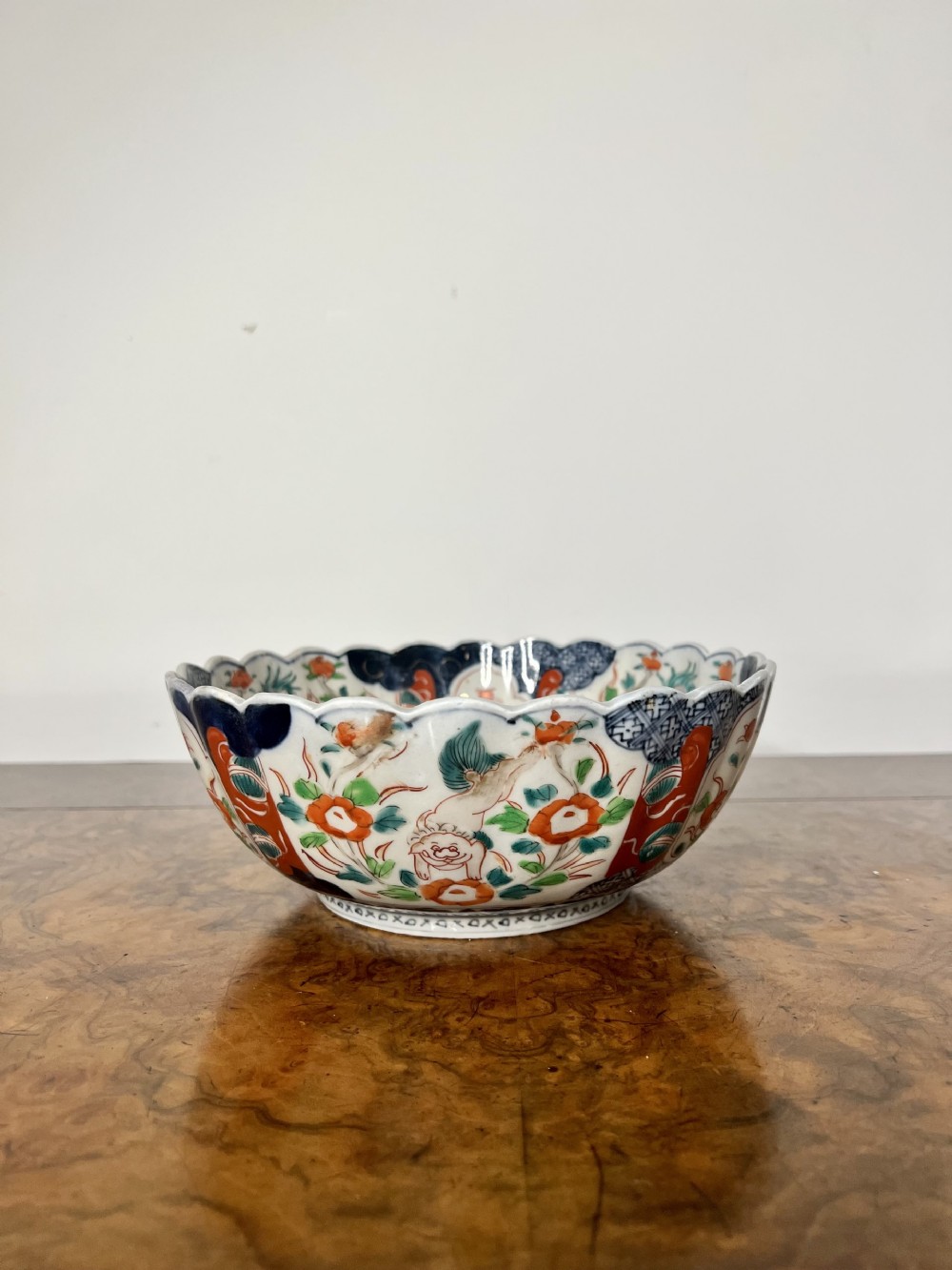 Quality antique Japanese Imari bowl with a scalloped shaped edge 