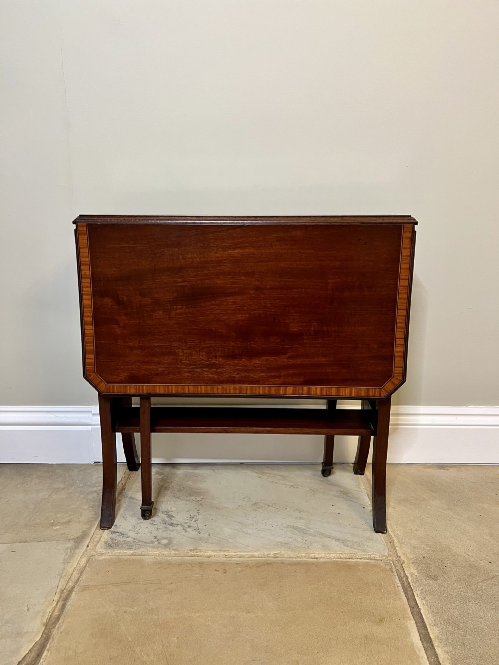 Quality antique Edwardian inlaid mahogany Sutherland table 