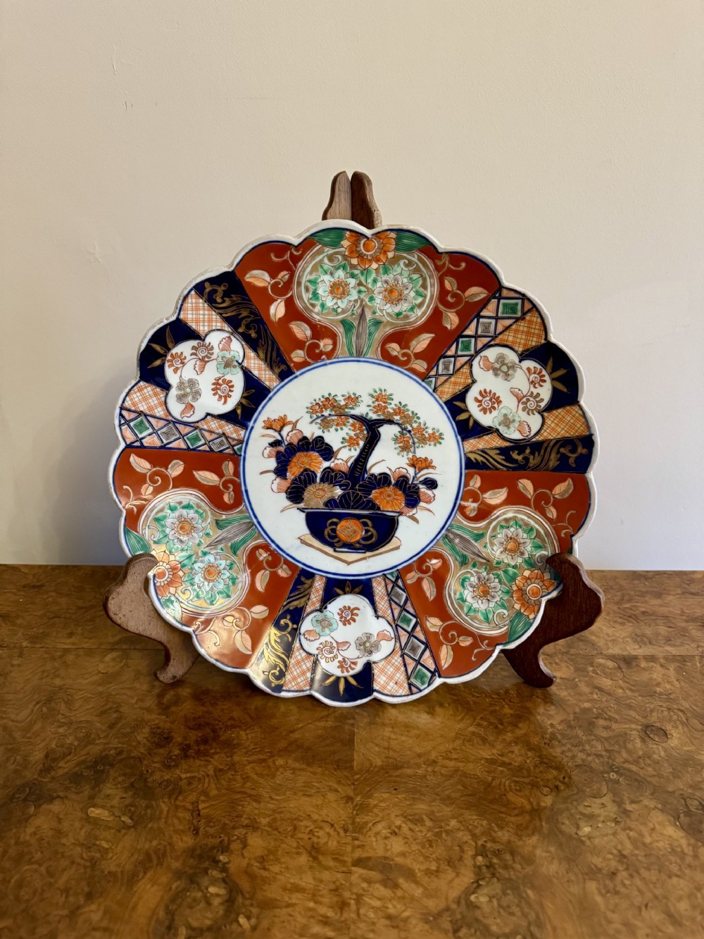 Lovely quality antique Japanese imari plate with a scallop shaped edge