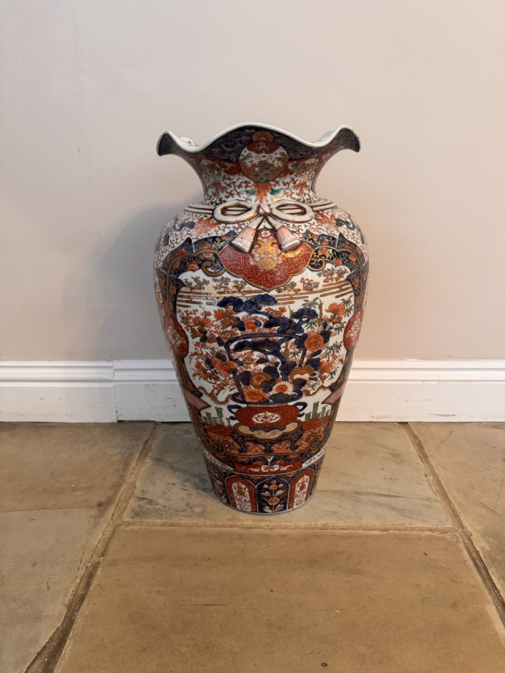 Magnificent quality antique Japanese imari floor standing vase 