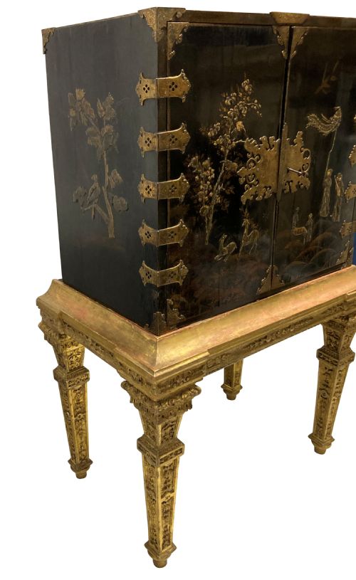 A FINE WILLIAM MARY CHINOISERIE CABINET ON STAND - ADDITIONAL PHOTO 3