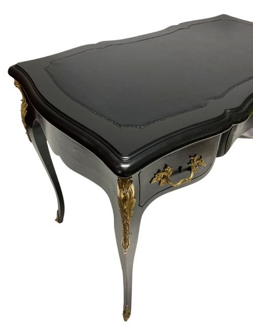 A BLACK LACQUERED LOUIS XV STYLE WRITING TABLE - ADDITIONAL PHOTO 7