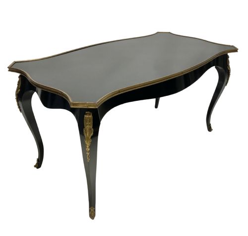 A FRENCH BLACK LACQUERED LOUIS XV STYLE OCCASIONAL TABLE - ADDITIONAL PHOTO 2