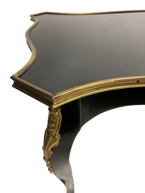 A FRENCH BLACK LACQUERED LOUIS XV STYLE OCCASIONAL TABLE - ADDITIONAL PHOTO 5