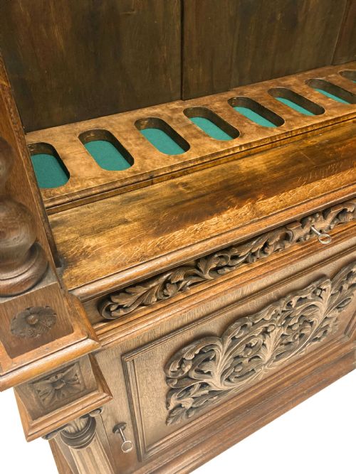 AN ENGLISH XIX CENTURY GUN CABINET IN THE ROMANESQUE MANNER - ADDITIONAL PHOTO 2