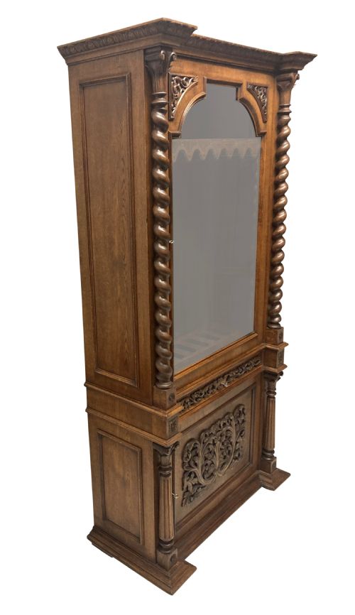 AN ENGLISH XIX CENTURY GUN CABINET IN THE ROMANESQUE MANNER - ADDITIONAL PHOTO 3