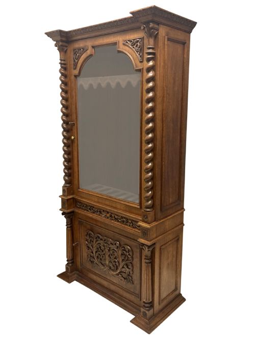 AN ENGLISH XIX CENTURY GUN CABINET IN THE ROMANESQUE MANNER - ADDITIONAL PHOTO 5