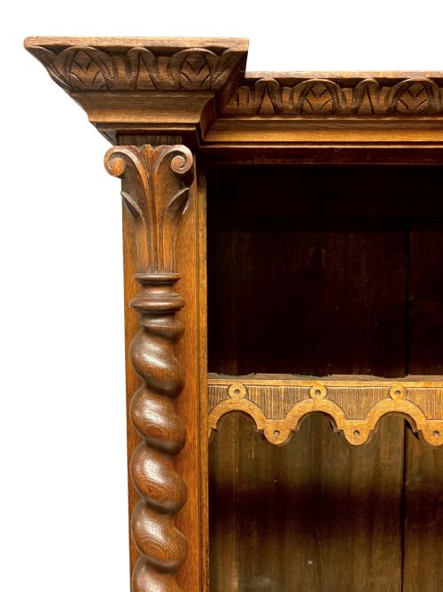 AN ENGLISH XIX CENTURY GUN CABINET IN THE ROMANESQUE MANNER - ADDITIONAL PHOTO 6