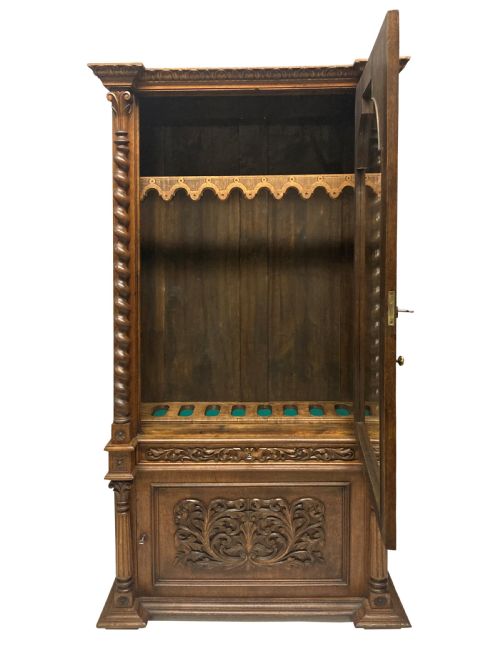 AN ENGLISH XIX CENTURY GUN CABINET IN THE ROMANESQUE MANNER - ADDITIONAL PHOTO 8