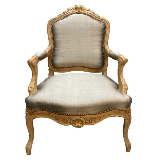 A BLEACHED FRUITWOOD LOUIS XV ARMCHAIR UPHOLSTERED IN SILK - ADDITIONAL PHOTO 1