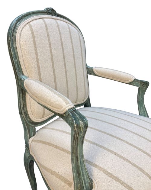 A PAIR OF PAINTED LOUIS XV STYLE ARMCHAIRS - ADDITIONAL PHOTO 4