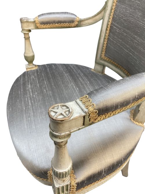 A PAIR OF FRENCH DIRECTOIRE STYLE PAINTED ARMCHAIRS - ADDITIONAL PHOTO 4