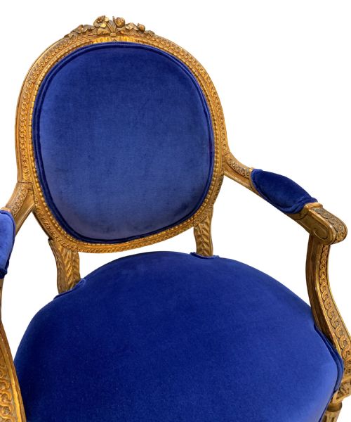A SET OF FOUR LOUIS XVI STYLE GILTWOOD ARMCHAIRS IN BLUE VELVET - ADDITIONAL PHOTO 5