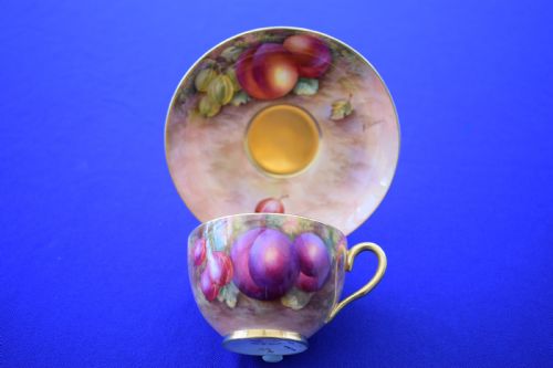 royal worcester fruit painted cup and saucer signed ayrton and townsend - CATEGORY: ANTIQUE CUPS - DATED 1930