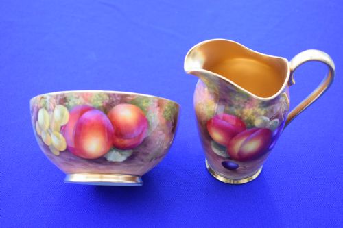 ROYAL WORCESTER CREAM JUG AND SUGAR BOWL PAINTED FRUIT BY AYRTON AND TOWNSEND - ADDITIONAL PHOTO 1