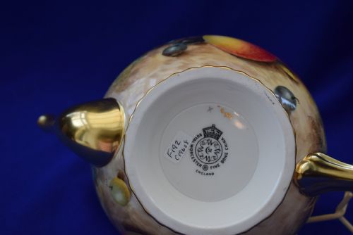 ROYAL WORCESTER ROPE EDGE PAINTED FRUIT TEAPOT OF LARGE SIZE - ADDITIONAL PHOTO 4