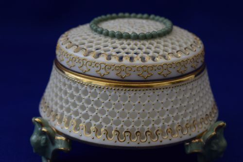 royal worcester reticulated candy box and cover by george owen - CATEGORY: ANTIQUE CERAMICS - DATED 1910