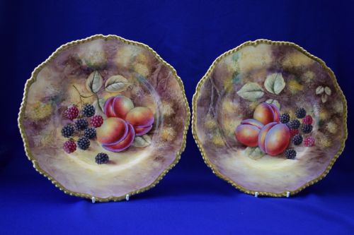 pair of royal worcester large size dinner plates painted fruit 1075 - CATEGORY: ANTIQUE PLATES - DATED 1950