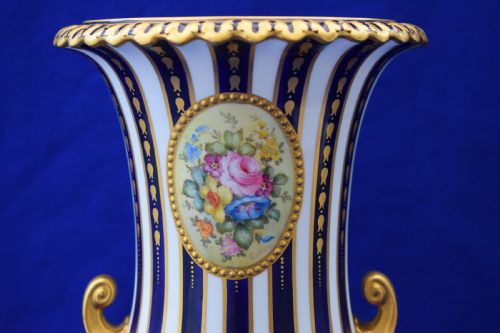 ROYAL CROWN DERBY ARTIST SIGNED CAMPANA VASE - ADDITIONAL PHOTO 1