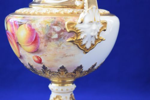 ROYAL WORCESTER PAINTED FRUIT VASE AND COVER SIGNED FREEMAN - ADDITIONAL PHOTO 2