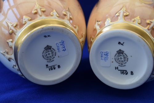 ROYAL WORCESTER PAIR OF PAINTED FRUIT POT POURRI VASES ARTIST SIGNED - ADDITIONAL PHOTO 4