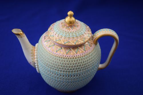AN EXCEPTIONAL ROYAL WORCESTER RETICULATED TEAPOT AND COVER BY GEORGE OWEN - ADDITIONAL PHOTO 4