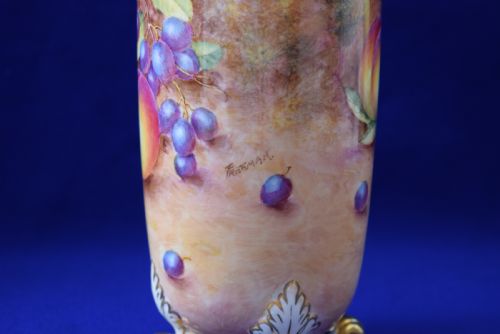 ROYAL WORCESTER PAINTED FRUIT SPILL VASE SIGNED FREEMAN - ADDITIONAL PHOTO 2