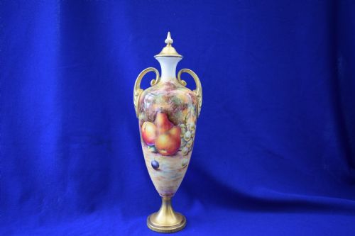 royal worcester painted fruit vase and cover signed r lewis - CATEGORY: ANTIQUE VASES - DATED 1960