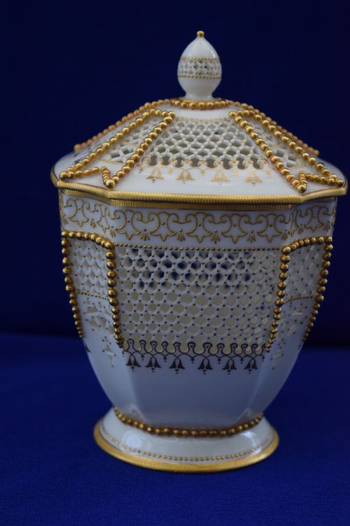 royal worcester reticulated jar and cover signed g owen - CATEGORY: ANTIQUE CERAMICS - DATED 1910