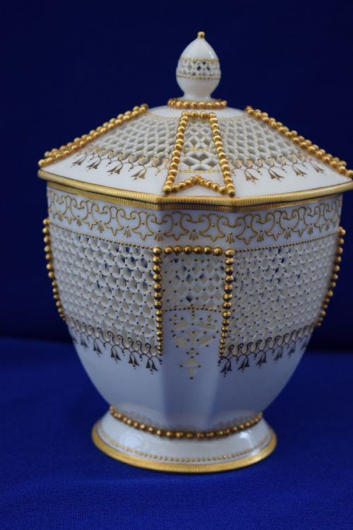ROYAL WORCESTER RETICULATED JAR AND COVER SIGNED G OWEN - ADDITIONAL PHOTO 1