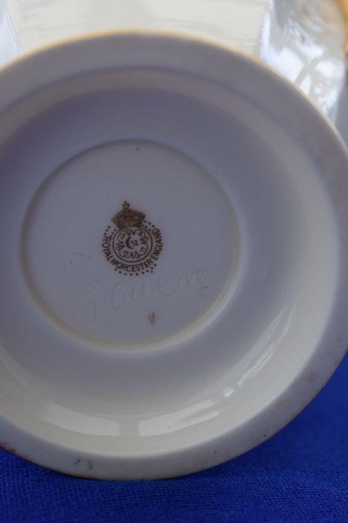 ROYAL WORCESTER RETICULATED JAR AND COVER SIGNED G OWEN - ADDITIONAL PHOTO 6