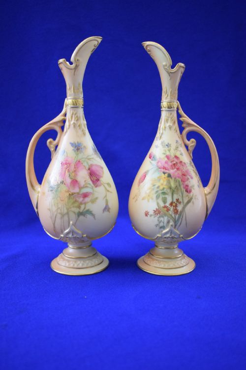royal worcester pair of blush ivory ewers - CATEGORY: ANTIQUE CERAMICS - DATED 1910