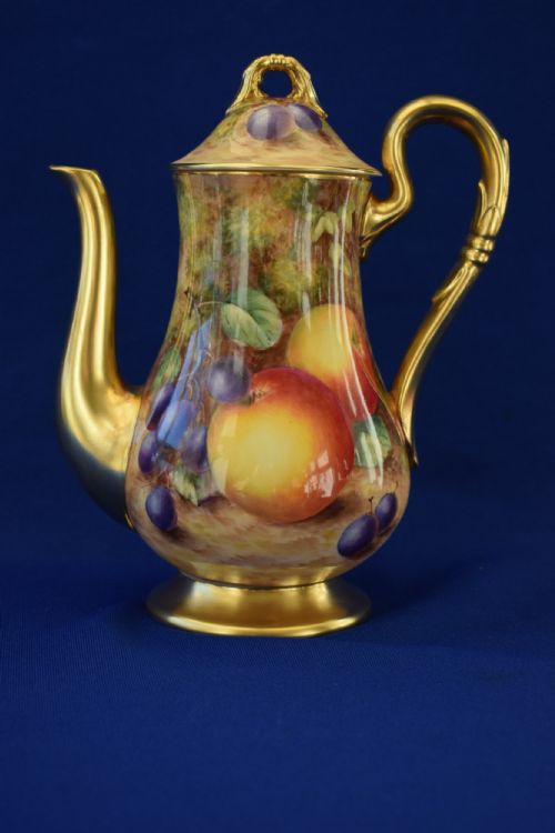 royal worcester painted fruit coffee pot and lid by freeman - CATEGORY: ANTIQUE CERAMICS - DATED 1950
