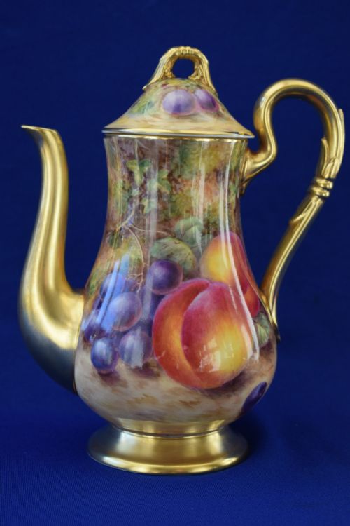 fine royal worcester painted fruit coffee pot and lid by freeman - CATEGORY: ANTIQUE CERAMICS - DATED 1950