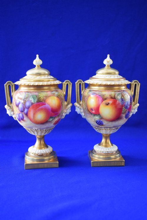royal worcester pair of painted fruit vases and covers by freeman - CATEGORY: ANTIQUE VASES - DATED 1950