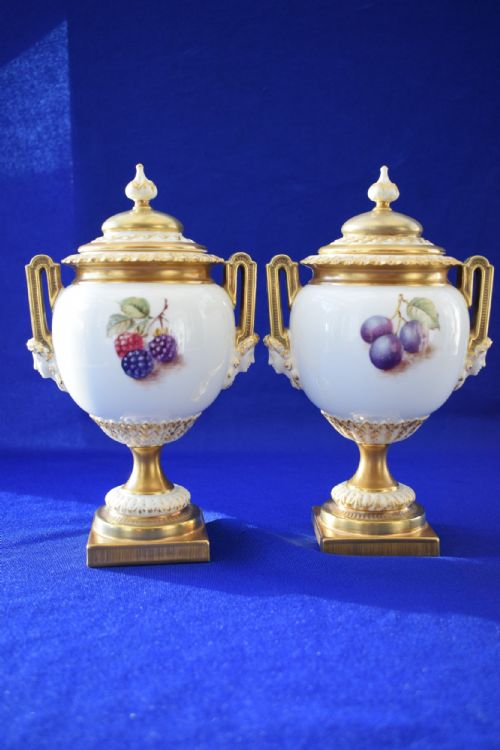 ROYAL WORCESTER PAIR OF PAINTED FRUIT VASES AND COVERS BY FREEMAN - ADDITIONAL PHOTO 1