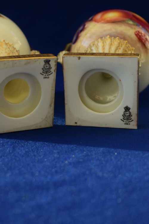 ROYAL WORCESTER PAIR OF PAINTED FRUIT VASES AND COVERS BY FREEMAN - ADDITIONAL PHOTO 6