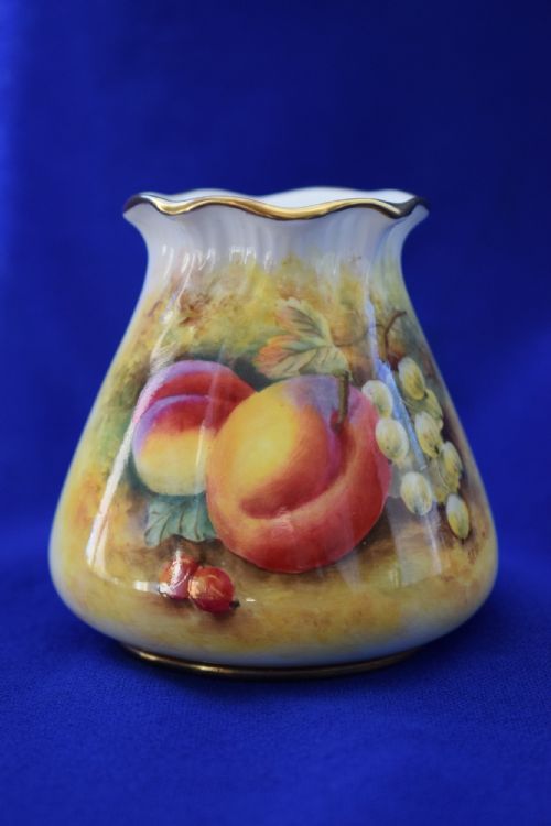 royal worcester painted fruit frilly neck vase - CATEGORY: ANTIQUE VASES - DATED 1950